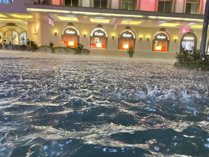 Hà Nội mưa lớn, nhiều tuyến phố biến thành sông, nước tràn vào nhà - 1