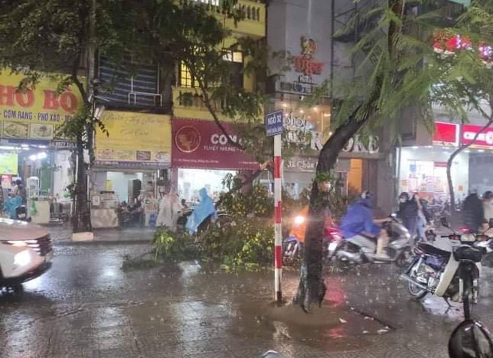 Hà Nội mưa lớn, nhiều tuyến phố biến thành sông, nước tràn vào nhà - 9