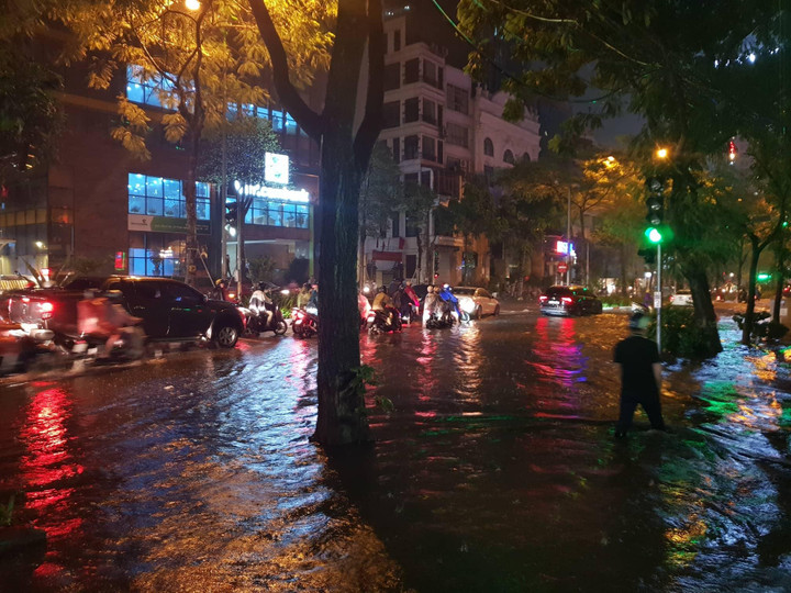Hà Nội mưa lớn, nhiều tuyến phố biến thành sông, nước tràn vào nhà - 5