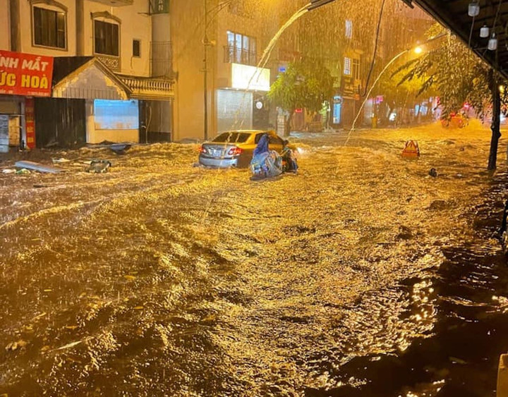 Hà Nội mưa lớn, nhiều tuyến phố biến thành sông, nước tràn vào nhà - 6