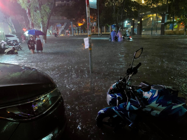 Hà Nội mưa lớn, nhiều tuyến phố biến thành sông, nước tràn vào nhà - 4