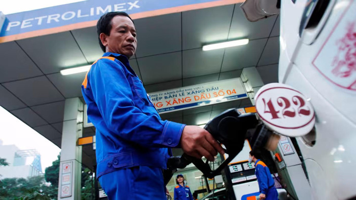 Giá xăng tăng gần 900 đồng/lít, RON95 vượt 32.000 đồng - 1