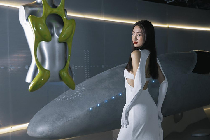 Hà Hồ, Tóc Tiên đọ dáng với trang phục độc đáo - 4