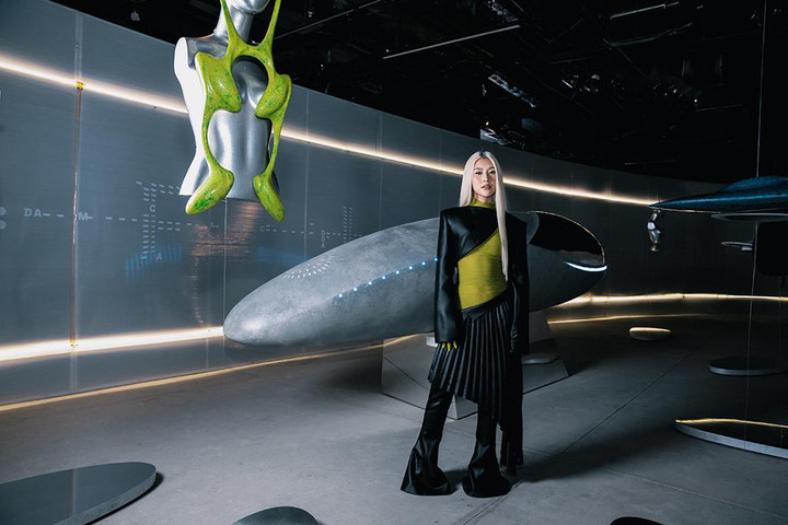 Hà Hồ, Tóc Tiên đọ dáng với trang phục độc đáo - 5