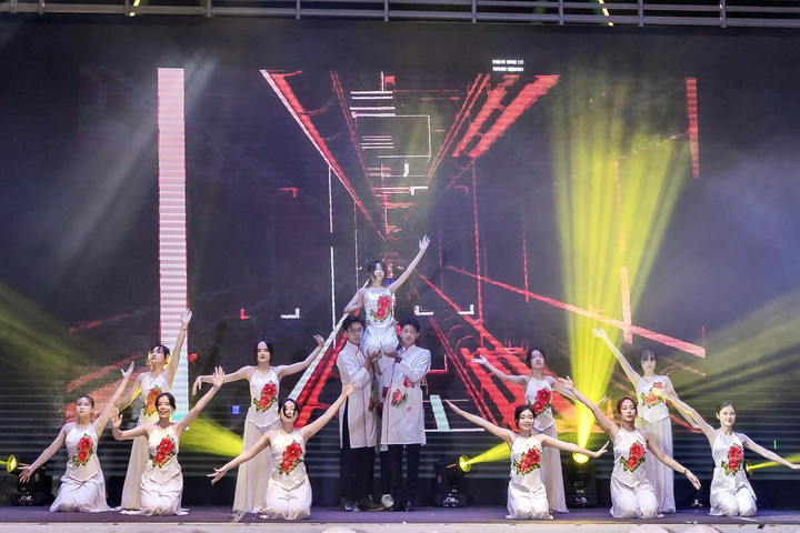 Lễ ra trường đầy cảm xúc của sinh viên Kiến trúc - 2