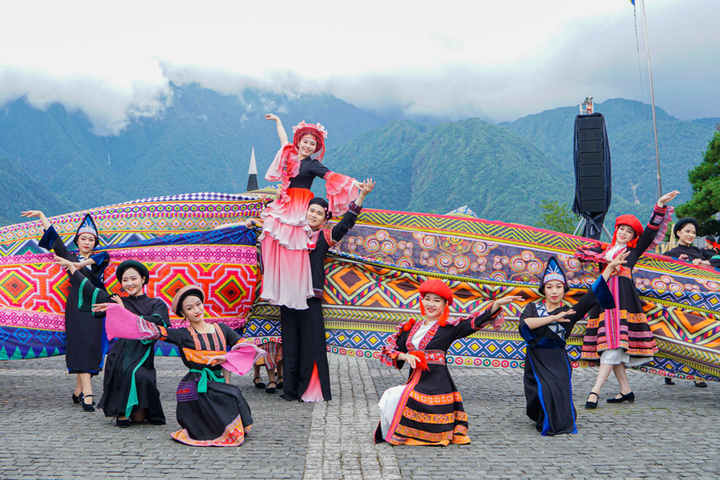 Phải lòng văn hoá Tây Bắc với show diễn 'Chuyện tình Đỗ Quyên' - 5