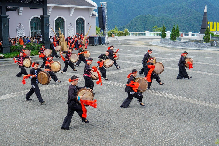 Phải lòng văn hoá Tây Bắc với show diễn 'Chuyện tình Đỗ Quyên' - 6