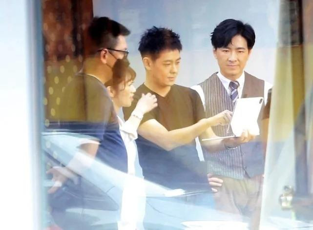 Lâm Chí Dĩnh sống xa hoa trong khi anh trai bán hàng ở vỉa hè - 1