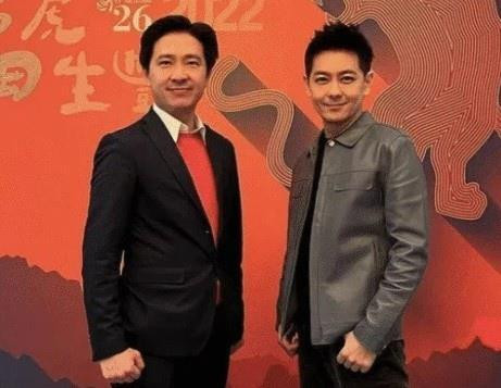 Lâm Chí Dĩnh sống xa hoa trong khi anh trai bán hàng ở vỉa hè - 2