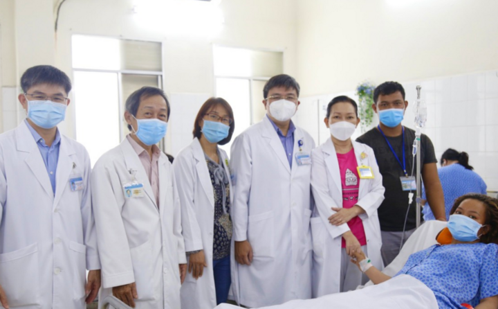 Hi hữu thai làm tổ ở góc lá gan - 1