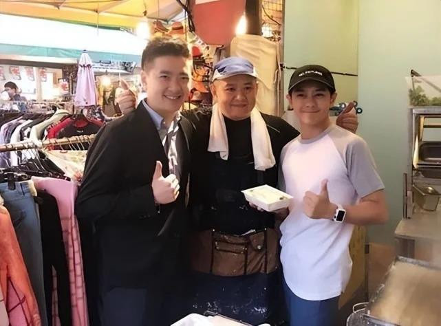 Lâm Chí Dĩnh sống xa hoa trong khi anh trai bán hàng ở vỉa hè - 3