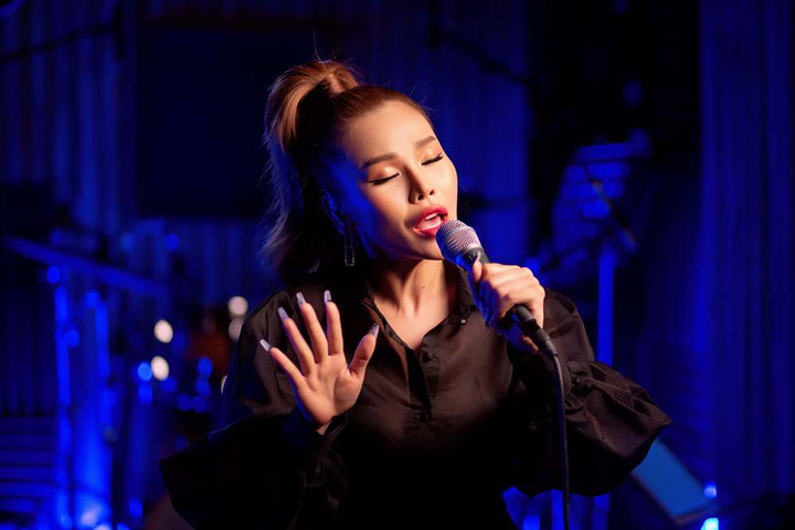 7 năm sau hit 'Bốn chữ lắm', Trương Thảo Nhi thay đổi cả thanh lẫn sắc - 3