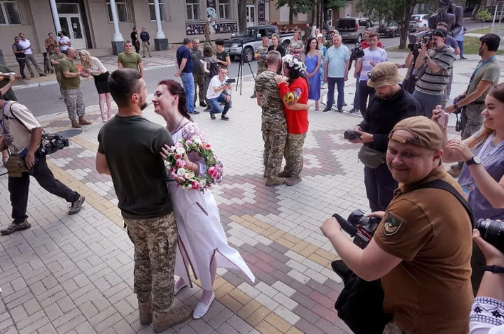 Đám cưới giữa tiếng còi báo động ở miền đông Ukraine - 1