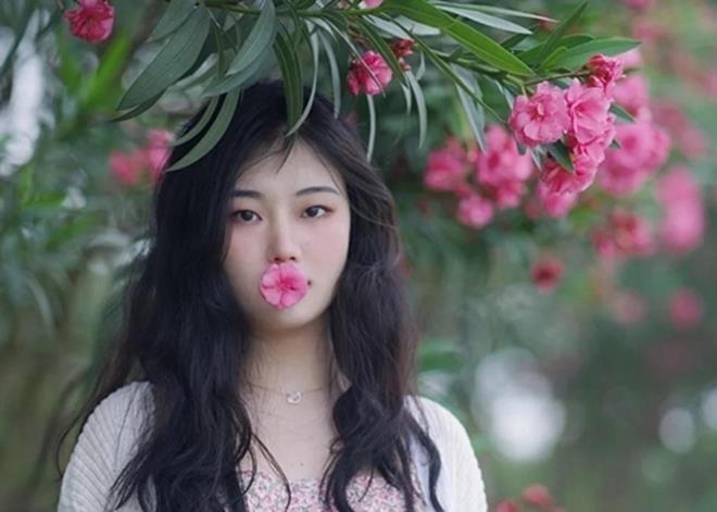 Nữ sinh suýt chết khi ngậm hoa độc để 'sống ảo' - 2