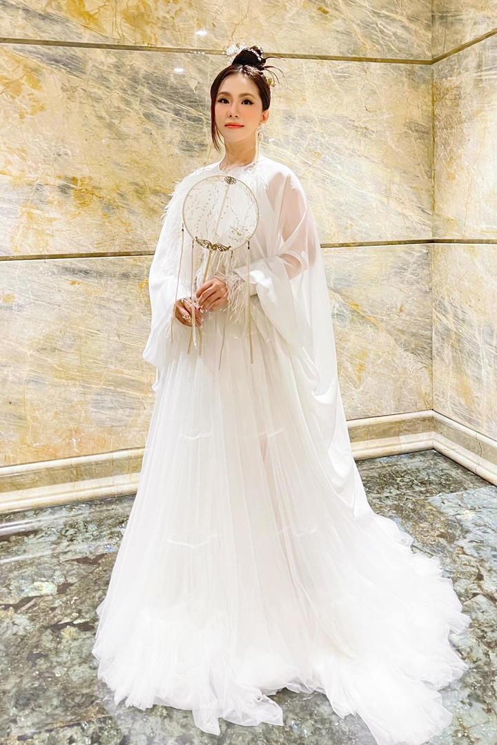 Sao Việt 16/6: Lệ Quyên cùng tình trẻ diện đồ hiệu, tình tứ trên đường phố Pháp - 3