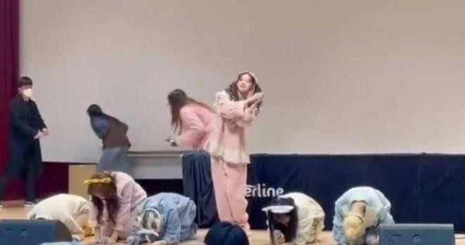 Không chịu quỳ lạy người hâm mộ, nữ ca sĩ bị tẩy chay - 1