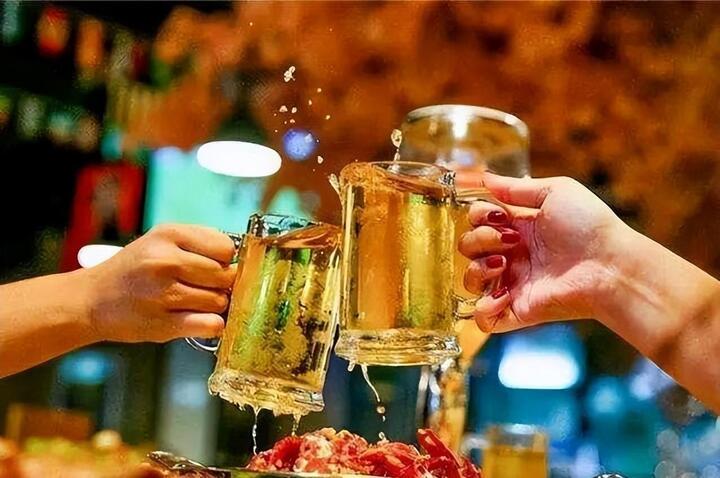 Uống quá nhiều bia, rượu đồng nghĩa với việc tăng lượng calo nạp vào cơ thể.