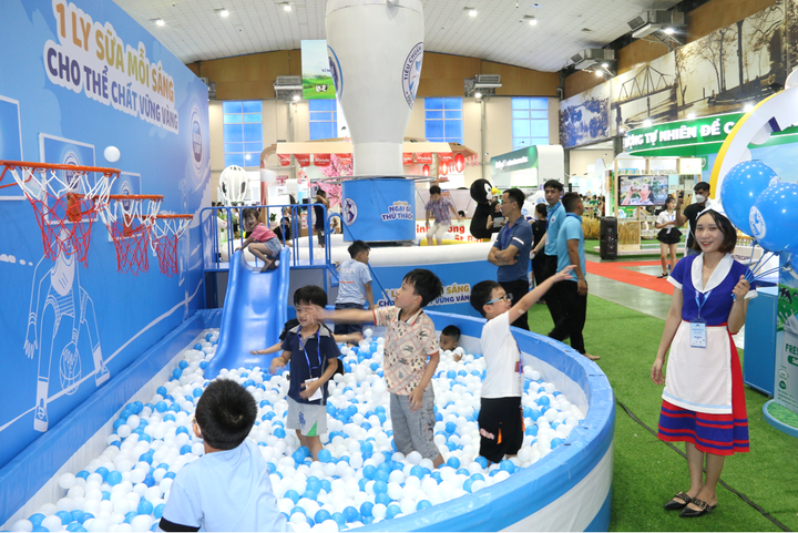 Ngày Sữa thế giới 2022: Cô Gái Hà Lan mang vạn niềm vui đến với trẻ em Việt - 4