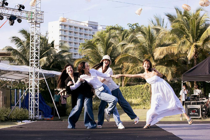 Minh Hằng tất bật khi tự làm đạo diễn cho đám cưới của mình - 4