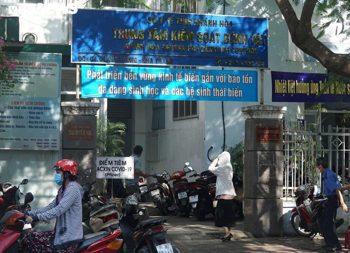 Công an đang khám xét trụ sở CDC Khánh Hòa - 1