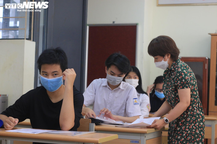 Tỷ lệ chọi cao nhất 5 năm qua, thí sinh căng thẳng trước giờ thi lớp 10 - 2