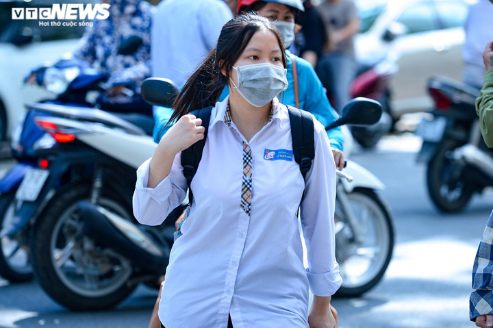 Tỷ lệ chọi cao nhất 5 năm qua, thí sinh căng thẳng trước giờ thi lớp 10 - 9