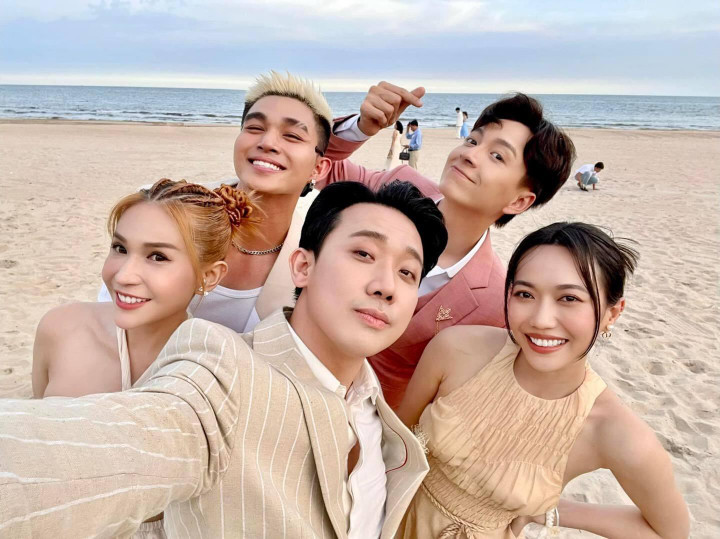 Minh Hằng đẹp lộng lẫy, xúc động bật khóc cùng ông xã trong đám cưới - 9