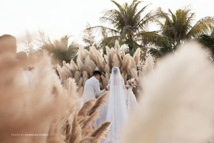 Minh Hằng đẹp lộng lẫy, xúc động bật khóc cùng ông xã trong đám cưới - 5