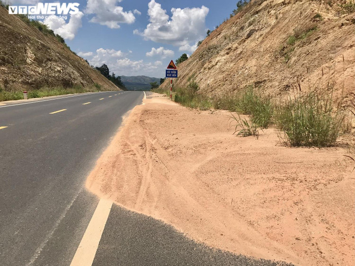 Ảnh: Nhiều hạng mục xuống cấp trên đường tránh hơn 1.000 tỷ đồng - 12