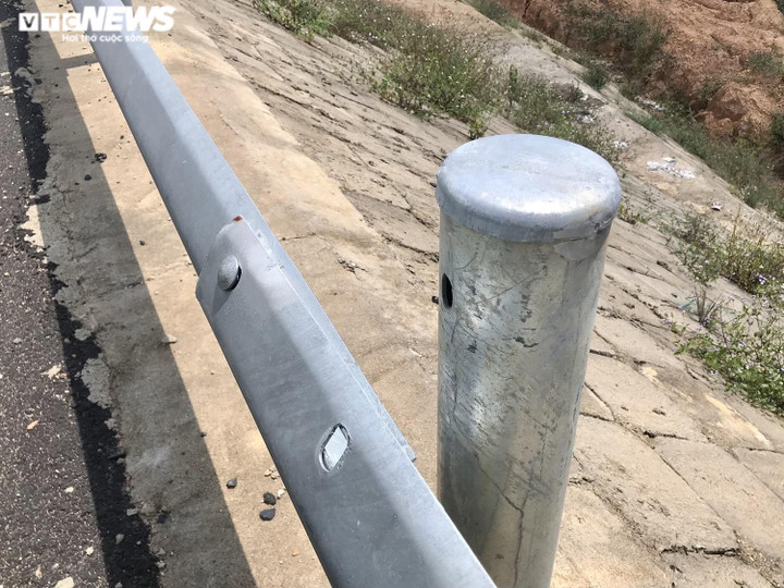 Ảnh: Nhiều hạng mục xuống cấp trên đường tránh hơn 1.000 tỷ đồng - 11