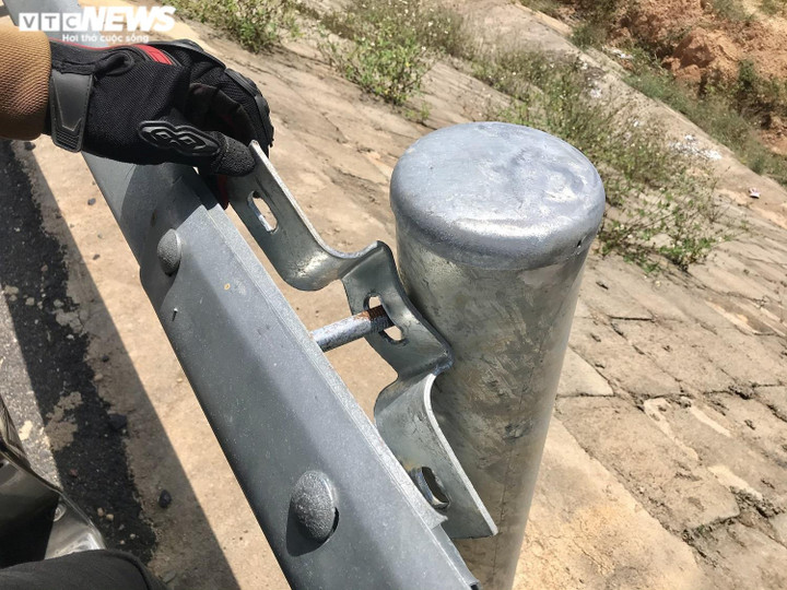 Ảnh: Nhiều hạng mục xuống cấp trên đường tránh hơn 1.000 tỷ đồng - 10