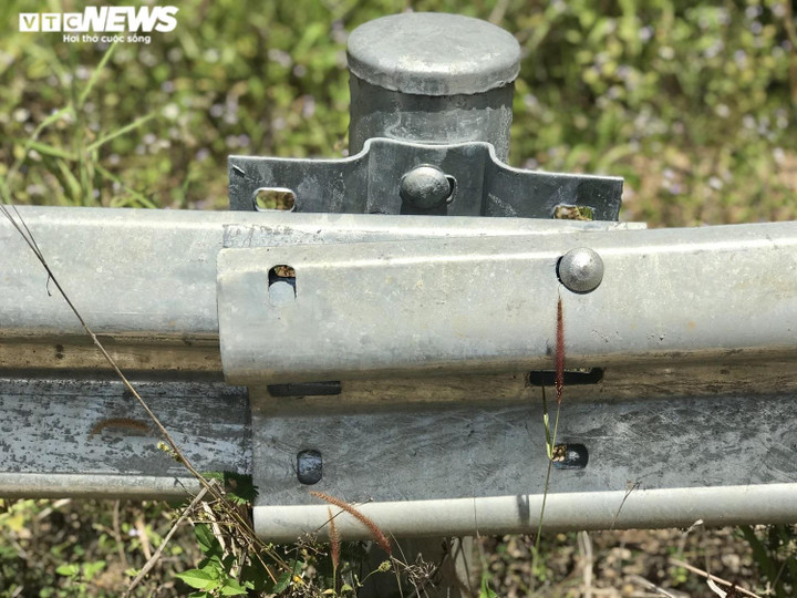 Ảnh: Nhiều hạng mục xuống cấp trên đường tránh hơn 1.000 tỷ đồng - 9