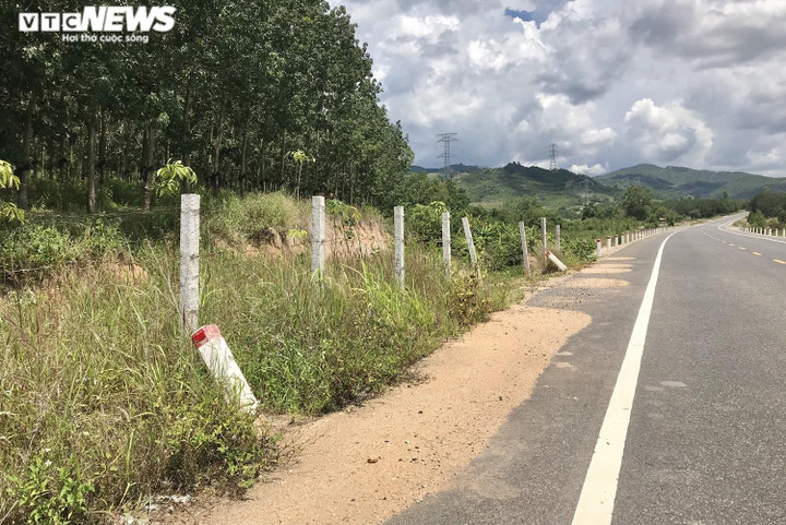 Ảnh: Nhiều hạng mục xuống cấp trên đường tránh hơn 1.000 tỷ đồng - 6