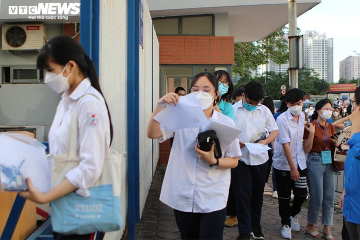 Phụ huynh Hà Nội đội nắng chờ con thi vào lớp 10 - 1