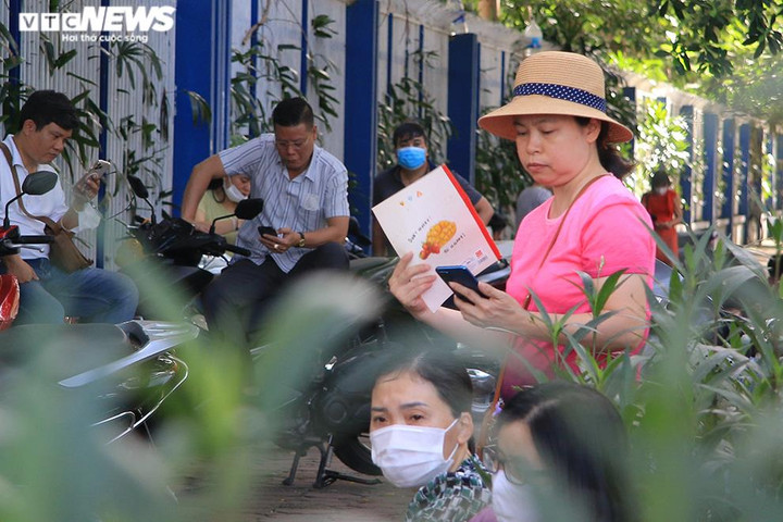 Phụ huynh Hà Nội đội nắng chờ con thi vào lớp 10 - 5