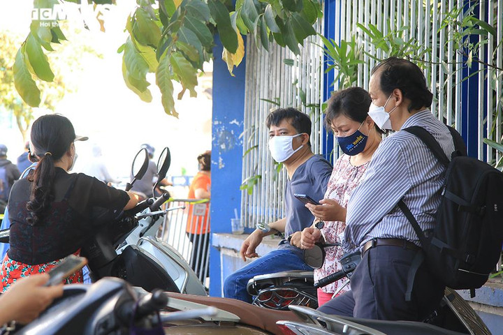 Phụ huynh Hà Nội đội nắng chờ con thi vào lớp 10 - 8