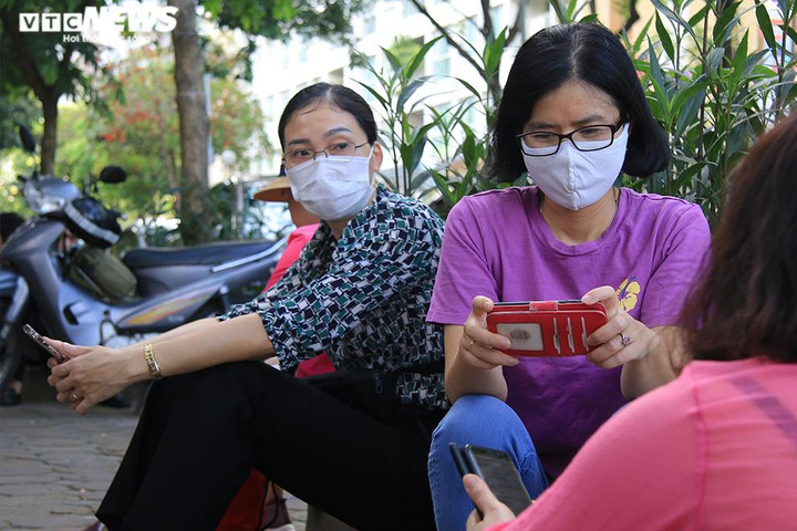 Phụ huynh Hà Nội đội nắng chờ con thi vào lớp 10 - 10