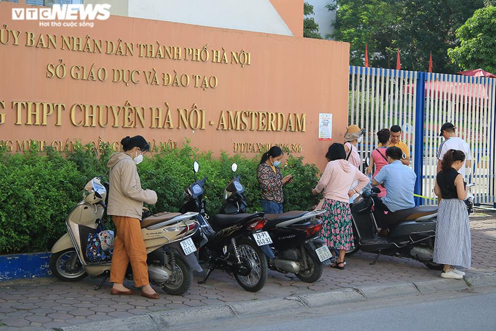 Phụ huynh Hà Nội đội nắng chờ con thi vào lớp 10 - 4