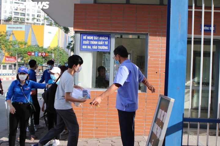 Phụ huynh Hà Nội đội nắng chờ con thi vào lớp 10 - 2