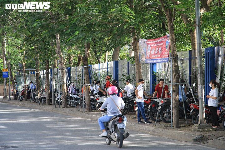 Phụ huynh Hà Nội đội nắng chờ con thi vào lớp 10 - 11