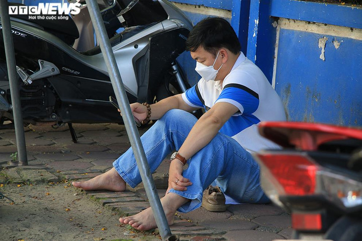 Phụ huynh Hà Nội đội nắng chờ con thi vào lớp 10 - 7