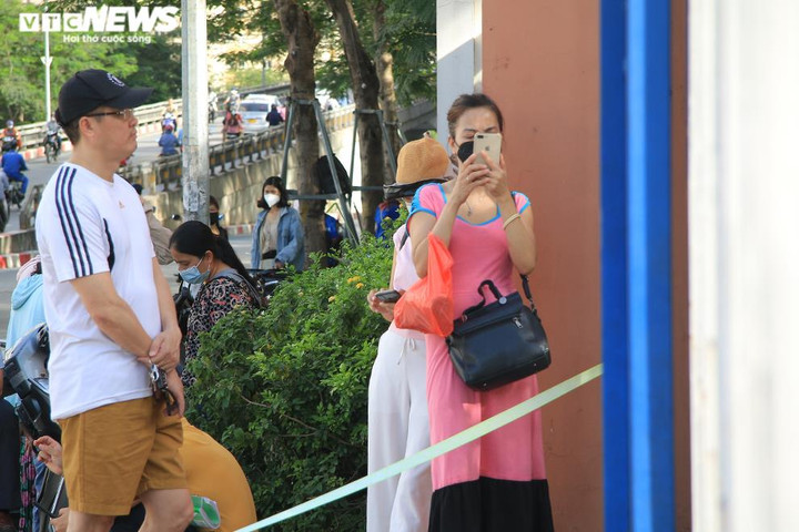 Phụ huynh Hà Nội đội nắng chờ con thi vào lớp 10 - 6