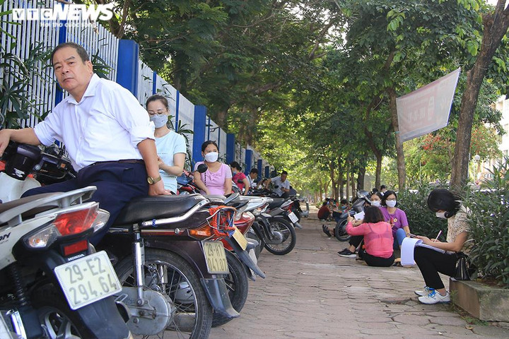 Phụ huynh Hà Nội đội nắng chờ con thi vào lớp 10 - 9