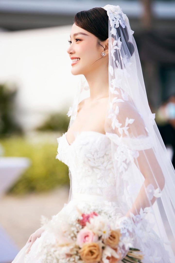 Thánh Sún” Ngân Thảo nổi bật trong ngày trọng đại với bộ váy cưới 100 triệu  đồng đến từ thương hiệu ADOLI
