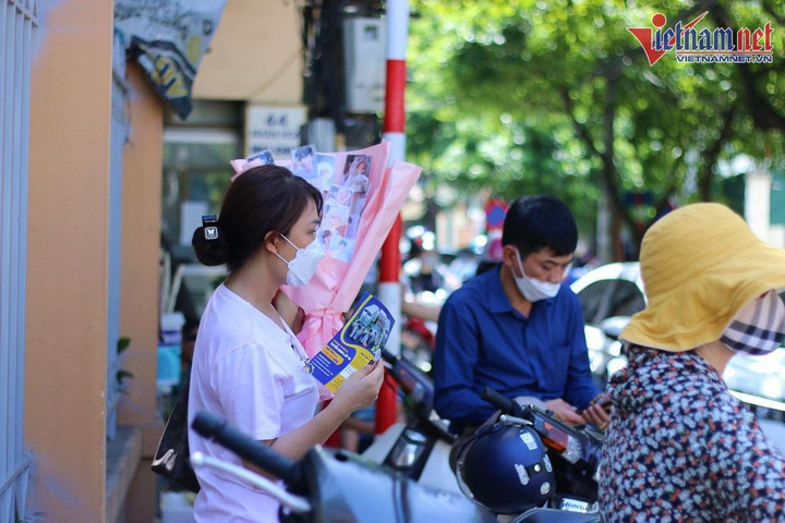 Người mẹ tặng con gái bó hoa 'thần tượng K-Pop' sau buổi thi vào lớp 10 - 1