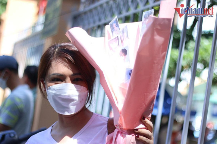 Người mẹ tặng con gái bó hoa 'thần tượng K-Pop' sau buổi thi vào lớp 10 - 2