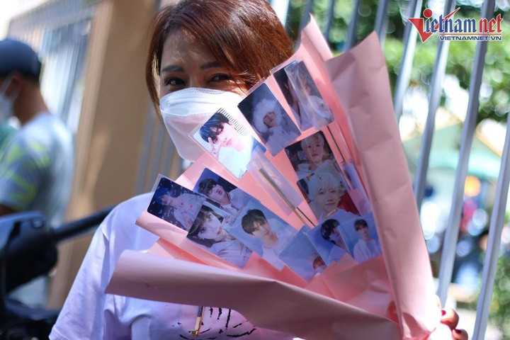 Người mẹ tặng con gái bó hoa 'thần tượng K-Pop' sau buổi thi vào lớp 10 - 3