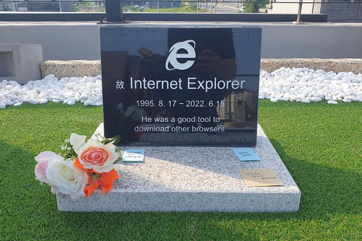 Vừa bị khai tử, Internet Explorer được lập bia mộ tại Hàn Quốc - 1