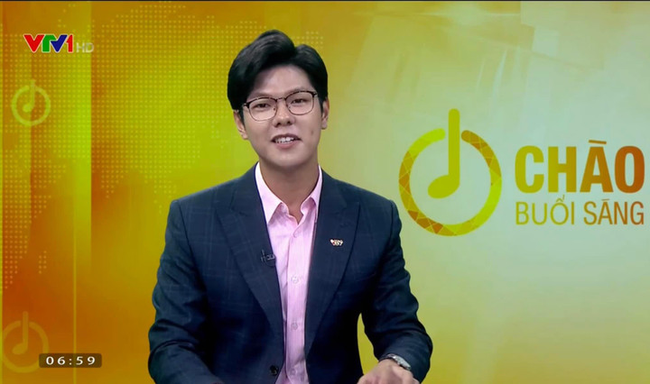 MC Mạnh Cường 'Chuyển động 24h': Vợ vừa là stylist, vừa là cố vấn của tôi - 1