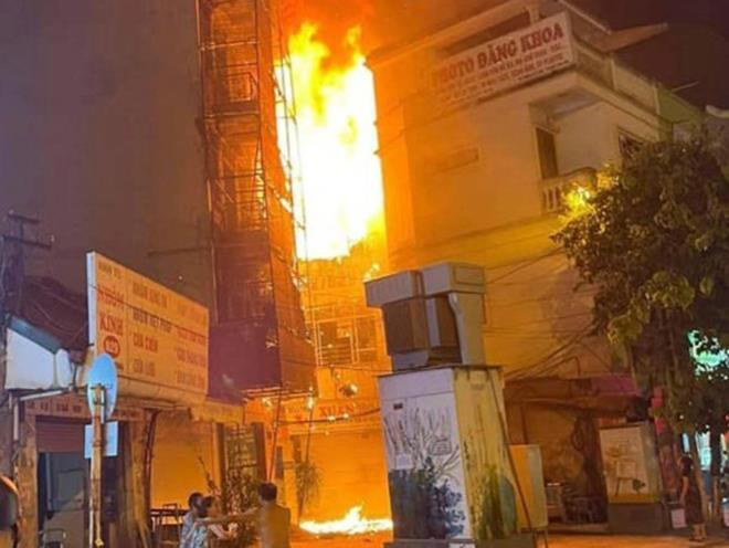 Lửa bốc lên ngùn ngụt từ căn nhà 4 tầng ở Hà Nội - 1